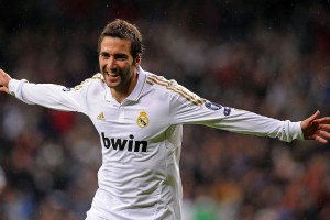 kaiyun官方网站-C罗连续十场比赛得分超过惊险取胜，湖人挑战极限！