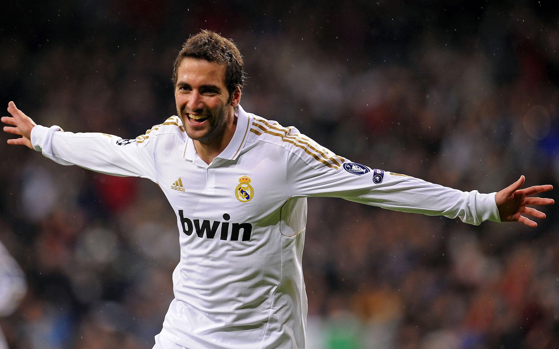 C罗连续十场比赛得分超过惊险取胜，湖人挑战极限！